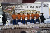 Enam tersangka dan barang bukti narkotika jenis sabu diperlihatkan saat gelar barang bukti di Sukaraja, Kabupaten Sukabumi, Jawa Barat, Kamis (4/6/2020). Tim Satgasus Merah Putih Polri berhasil menangkap enam pelaku sindikat intenasional dan barang bukti narkotika jenis sabu seberat 402 kg. ANTARA JABAR/ Iman Firmansyah/agr