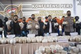 Kabareskrim Polri Komjen Pol Listyo Sigit Prabowo (kedua kanan) didampingi Kapolda Jabar Irjen Pol Rudy Supahriadi (kanan), Kadiv Humas Polri Irjen Pol Argo Yuwono (kedua kiri) dan Kasatgassus Polri Merah Putih Brigjen Pol Ferdy Sambo (kiri) menunjukan barang bukti ratusan narkotika jenis sabu saat gelar barang bukti di Sukaraja, Kabupaten Sukabumi, Jawa Barat, Kamis (4/6/2020). Tim Satgasus Merah Putih Polri berhasil menangkap enam pelaku sindikat intenasional dan barang bukti narkotika jenis sabu seberat 402 kg. ANTARA JABAR/ Iman Firmansyah/agr