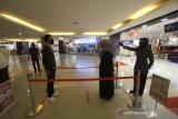 Petugas melakukan pengukuran suhu tubuh kepada pengunjung di Q-Mall, Banjarbaru, Kalimantan Selatan, Jumat (5/6/2020). Pengelola pusat perbelanjaan tersebut menerapkan protokol kesehatan secara ketat berupa kewajiban mencuci tangan, pemeriksaan suhu tubuh, penggunaan masker, dan menyediakan fasilitas pendukung jaga jarak fisik (pshycal distancing) bagi pengunjung maupun karyawan guna mendukung pemerintah disaat kehidupan normal baru (New Normal). Foto Antaranews Kalsel/Bayu Pratama S.