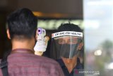 Petugas melakukan pengukuran suhu tubuh kepada pengunjung di Q-Mall, Banjarbaru, Kalimantan Selatan, Jumat (5/6/2020). Pengelola pusat perbelanjaan tersebut menerapkan protokol kesehatan secara ketat berupa kewajiban mencuci tangan, pemeriksaan suhu tubuh, penggunaan masker, dan menyediakan fasilitas pendukung jaga jarak fisik (pshycal distancing) bagi pengunjung maupun karyawan guna mendukung pemerintah disaat kehidupan normal baru (New Normal). Foto Antaranews Kalsel/Bayu Pratama S.