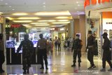 Petugas gabungan melakukan patroli protokol kesehatan di Q-Mall, Banjarbaru, Kalimantan Selatan, Jumat (5/6/2020). Pengelola pusat perbelanjaan tersebut menerapkan protokol kesehatan secara ketat berupa kewajiban mencuci tangan, pemeriksaan suhu tubuh, penggunaan masker, dan menyediakan fasilitas pendukung jaga jarak fisik (pshycal distancing) bagi pengunjung maupun karyawan guna mendukung pemerintah disaat kehidupan normal baru (New Normal). Foto Antaranews Kalsel/Bayu Pratama S.