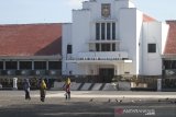 Sejumlah warga beraktivitas di lapangan Murjani, Banjarbaru, Kalimantan Selatan, Jumat (5/6/2020). Pemerintah Kota Banjarbaru memberlakukan Pembatasan Kegiatan Masyarakat (PKM) sebagai transisi menuju tatanan normal baru (New Normal) sebagai pengganti Pembatasan Sosial Berskala Besar (PSBB) yang tidak diperpanjang. Foto Antaranews Kalsel/Bayu Pratama S.