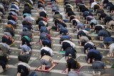 Umat Islam melaksanakan shalat Jumat berjamaah dengan menerapkan jaga jarak di Masjid Pusdai, Bandung, Jawa Barat, Jumat (5/6/2020). Masjid Pusdai mulai menggelar pelaksanaan ibadah shalat jumat berjamaah dengan menerapkan protokol kesehatan secara ketat menjelang penerapan tatanan hidup normal baru di tengah pandemi COVID-19. ANTARA JABAR/M Agung Rajasa/agr