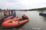 Petugas BPBD dan Basarnas menyiapkan perahu karet saat untuk melakukan pencarian nelayan yang tenggelam di muara Karangsong, Indramayu, Jawa Barat, Jumat (5/6/2020). Dua orang nelayan dari KM Putra Bahari tenggelam akibat diterjang gelombang setinggi 2 meter saat akan melaut di muara Karangsong. ANTARA JABAR/Dedhez Anggara/agr