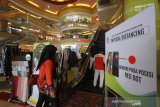 Pengunjung mengikuti protokol kesehatan yang telah di tetapkan di Q-Mall, Banjarbaru, Kalimantan Selatan, Jumat (5/6/2020). Pengelola pusat perbelanjaan tersebut menerapkan protokol kesehatan secara ketat berupa kewajiban mencuci tangan, pemeriksaan suhu tubuh, penggunaan masker, dan menyediakan fasilitas pendukung jaga jarak fisik (pshycal distancing) bagi pengunjung maupun karyawan guna mendukung pemerintah disaat kehidupan normal baru (New Normal). Foto Antaranews Kalsel/Bayu Pratama S.