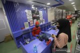 Petugas kasir sedang melayani konsumen di Q-Mall, Banjarbaru, Kalimantan Selatan, Jumat (5/6/2020). Pengelola pusat perbelanjaan tersebut menerapkan protokol kesehatan secara ketat berupa kewajiban mencuci tangan, pemeriksaan suhu tubuh, penggunaan masker, dan menyediakan fasilitas pendukung jaga jarak fisik (pshycal distancing) bagi pengunjung maupun karyawan guna mendukung pemerintah disaat kehidupan normal baru (New Normal). Foto Antaranews Kalsel/Bayu Pratama S.