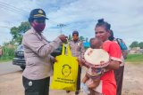 Polwan Merauke salurkan bantuan Bhayangkari ke warga