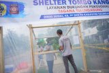 Pembesuk memanfaatkan shelter tombo kangen untuk berinteraksi dengan keluarganya yang menjadi penghuni mess karantina COVID-19 di Rusunawa IAIN Tulungagung, Tulungagung, Jawa Timur, Jumat (5/6/2020). Shelter tombo kangen berbentuk bilik sederhana dengan dinding transparan itu disediakan untuk mencegah penularan saat pembezuk ingin berkomunikasi dekat dengan penderita COVID-19 berstatus OTG (orang tanpa gejala) maupun PDP (Pasien Dalam Pengawasan) di Rusunawa IAIN Tulungagung. Antara Jatim/Destyan Sujarwoko/zk.