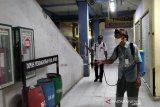 Semua kios dan los Pasar Kliwon Kudus disemprot disinfektan