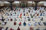 Sejumlah umat Islam menunaikan shalat Jumat berjamaah dengan menerapkan jaga jarak di Masjid Baiturrahman Limboto, Kabupaten Gorontalo, Gorontalo, Jumat (5/6/2020). Masjid di daerah itu mulai menggelar ibadah shalat Jumat dengan menerapkan protokol kesehatan secara ketat menjelang penerapan tatanan hidup normal baru di Provinsi Gorontalo. (ANTARA FOTO/Adiwinata Solihin)