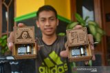 Septian Putra Irianto (23) menunjukkan kotak musik ukiran wajah di Kabupaten Jombang, Jawa Timur, Sabtu (6/6/2020). Kotak musik klasik gambar ukir wajah yang dipasarkan secara online itu dijual dengan harga Rp110 ribu per biji. Antara Jatim/Syaiful Arif/zk