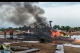 Petugas berupaya memadamkan api dari sebuah helikopter yang jatuh di Kawasan Industri Kendal (KIK), Kabupaten Kendal, Jawa Tengah, Sabtu (6/6/2020). Belum diketahui penyebab jatuhnya helikopter jenis MI-17 bernomor registrasi HA 5141 milik TNI-AD yang mengakibatkan empat awak tewas dan lima awak lainnya dilarikan ke rumah sakit. ANTARA FOTO/Wawan Hadi/nym.