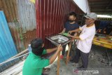 Pengelola warung makan memasang keran air cuci tangan di Warung Nasi Kuning Rafi, Banjarmasin, Kalimantan Selatan, Sabtu (6/6/2020). Pengolala warung tersebut menerapkan protokol kesehatan salah satunya dengan menyediakan tempat untuk cuci tangan bagi pengunjung guna mendukung pemerintah untuk memutus mata rantai penyebaran COVID-19. Foto Antaranews Kalsel/Bayu Pratama S.