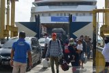 Penumpang dari  Pulau Sabang turun dari kapal saat tiba di Pelabuhan Penyeberangan Ulee Lheue, Banda Aceh, Aceh, Sabtu (6/6/2020). Arus penumpang kapal dari dan ke Pulau Sabang-Banda Aceh kembali ramai setelah pemerintah Kota Sabang membuka jalur trasportasi ke daerah itu, namun tetap membatasi jumlah penumpang hanya 50 persen dari kapasitas kapal serta diwajibkan mengisi Form Surveilans Migrasi Pendataan COVID-19 sesuai dengan protokol kesehatan. Antara Aceh/Ampelsa.