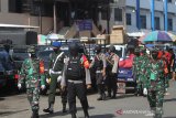 Petugas dari TNI dan POLRI melakukan patroli serta menghimbau warga untuk mengikuti protokol kesehatan di Pasar Lima, Banjarmasin, Kalimantan Selatan, Sabtu (6/6/2020). Patroli tersebut untuk memberikan himbauan serta edukasi tentang protokol kesehatan COVID-19 yang menjadi prosuder tatanan normal baru (New Normal) di tempat keramaian. Foto Antaranews Kalsel/Bayu Pratama S.