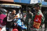 Petugas dari TNI menegur warga tidak menggunakan masker saat patroli penerapan protokol kesehatan di Pasar Lima, Banjarmasin, Kalimantan Selatan, Sabtu (6/6/2020). Patroli tersebut untuk memberikan himbauan serta edukasi tentang protokol kesehatan COVID-19 yang menjadi prosuder tatanan normal baru (New Normal) di tempat keramaian. Foto Antaranews Kalsel/Bayu Pratama S.