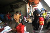 Petugas dari TNI dan POLRI menegur warga yang tidak menggunakan masker secara benar saat patroli penerapan protokol kesehatan di Pasar Lima, Banjarmasin, Kalimantan Selatan, Sabtu (6/6/2020). Patroli tersebut untuk memberikan himbauan serta edukasi tentang protokol kesehatan COVID-19 yang menjadi prosuder tatanan normal baru (New Normal) di tempat keramaian. Foto Antaranews Kalsel/Bayu Pratama S.