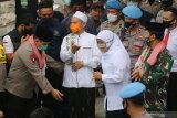 Gubernur Jatim Khofifah Indar Parawansa (ke dua kanan) bersama Kapolda Jatim Irjen Muhammad Fadil Imran (kiri) dan Pangdam V Brawijaya Mayjen TNI Widodo Iryansyah (kanan) menghadiri kegiatan pencanangan Pesantren Tangguh di pondok pesantren Lirboyo, Kota Kediri, Jawa Timur, Sabtu (6/6/2020). Pesantren Lirboyo yang memiliki kurang lebih 28 ribu santri tersebut dicanangkan sebagai pesantren tangguh menghadapi pandemi COVID-19 melalui menerapkan protokol kesehatan pada era normal baru. Antara Jatim/Prasetia Fauzani/zk.