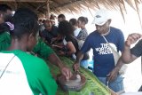 Warga kampung Abar pertahankan festival makan papeda dalam gerabah