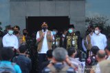 Menteri Kesehatan Terawan Agus Putranto (kanan) didampingi Menko PMK Muhadjir Effendy (kiri), Kepala Badan Nasional Penanggulangan Bencana (BNPB) Doni Monardo (dua kiri) dan Ketua Gugus Tugas Percepatan Penangan COVID-19 Provinsi Kalsel Sahbirin Noor (dua kanan) memberikan keterangan pers usai memberikan arahan di gedung Idham Chalid, Banjarbaru, Kalimantan Selatan, Minggu (7/6/2020). Kunjungan kerja tersebut untuk memantau perkembangan penanganan COVID-19 di Provinsi Kalimantan Selatan guna menindaklanjuti arahan Presiden Joko Widodo yang memberikan perhatian khusus di tiga Provinsi di Indonesia salah satunya Provinsi Kalimantan Selatan. Foto Antaranews Kalsel/Bayu Pratama S.