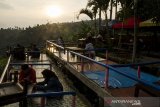 Pengunjung bersantai di salah satu saung kawasan wisata Caringin Tilu, Kabupaten Bandung Jawa Barat, Minggu (7/6/2020). Kawasan Wisata perbukitan Cartil yang kembali dibuka terlihat ramai pengunjung karena menjadi salah satu kawasan yang siap memulai tatanan normal baru dan tidak termasuk dalam PSBB Parsial di Kabupaten Bandung. ANTARA JABAR/Novrian Arbi/agr