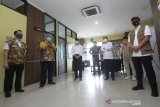 Menteri Kesehatan Terawan Agus Putranto (dua kanan) didampingi Menko PMK Muhadjir Effendy ( tiga kiri) dan Kepala Badan Nasional Penanggulangan Bencana (BNPB) Doni Monardo (kanan) meninjau Laboratorium Balai Besar Teknik Kesehatan Lingkungan dan Pengendalian Penyakit (BBTKLPP) di Banjarbaru, Kalimantan Selatan, Minggu (7/6/2020). Kunjungan kerja tersebut untuk memantau perkembangan penanganan COVID-19 di Provinsi Kalimantan Selatan guna menindaklanjuti arahan Presiden Joko Widodo yang memberikan perhatian khusus di tiga Provinsi di Indonesia salah satunya Provinsi Kalimantan Selatan. Foto Antaranews Kalsel/Bayu Pratama S.