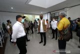 Menteri Kesehatan Terawan Agus Putranto (dua kanan) didampingi Menko PMK Muhadjir Effendy (kiri) dan Kepala Badan Nasional Penanggulangan Bencana (BNPB) Doni Monardo (Tengah) meninjau Laboratorium Balai Besar Teknik Kesehatan Lingkungan dan Pengendalian Penyakit (BBTKLPP) di Banjarbaru, Kalimantan Selatan, Minggu (7/6/2020). Kunjungan kerja tersebut untuk memantau perkembangan penanganan COVID-19 di Provinsi Kalimantan Selatan guna menindaklanjuti arahan Presiden Joko Widodo yang memberikan perhatian khusus di tiga Provinsi di Indonesia salah satunya Provinsi Kalimantan Selatan. Foto Antaranews Kalsel/Bayu Pratama S.