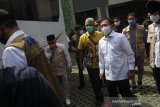 Menteri Kesehatan Terawan Agus Putranto (kanan) berjalan keluar usai meninjau Laboratorium Balai Besar Teknik Kesehatan Lingkungan dan Pengendalian Penyakit (BBTKLPP) di Banjarbaru, Kalimantan Selatan, Minggu (7/6/2020). Kunjungan kerja tersebut untuk memantau perkembangan penanganan COVID-19 di Provinsi Kalimantan Selatan guna menindaklanjuti arahan Presiden Joko Widodo yang memberikan perhatian khusus di tiga Provinsi di Indonesia salah satunya Provinsi Kalimantan Selatan. Foto Antaranews Kalsel/Bayu Pratama S.