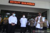 Menteri Kesehatan Terawan Agus Putranto (tengah) didampingi Menko PMK Muhadjir Effendy (kiri) dan Kepala Badan Nasional Penanggulangan Bencana (BNPB) Doni Monardo (kanan) memberikan keterangan pers usai meninjau Laboratorium Balai Besar Teknik Kesehatan Lingkungan dan Pengendalian Penyakit (BBTKLPP) di Banjarbaru, Kalimantan Selatan, Minggu (7/6/2020). Kunjungan kerja tersebut untuk memantau perkembangan penanganan COVID-19 di Provinsi Kalimantan Selatan guna menindaklanjuti arahan Presiden Joko Widodo yang memberikan perhatian khusus di tiga Provinsi di Indonesia salah satunya Provinsi Kalimantan Selatan. Foto Antaranews Kalsel/Bayu Pratama S.