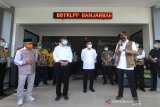 Menteri Kesehatan Terawan Agus Putranto (tengah) didampingi Menko PMK Muhadjir Effendy ( dua kiri), Kepala Badan Nasional Penanggulangan Bencana (BNPB) Doni Monardo (kanan) dan Ketua Harian Gugus Tugas Percepatan Penanganan COVID-19 Provinsi Kalsel Abdul Haris Makkie (kiri) memberikan keterangan pers usai meninjau Laboratorium Balai Besar Teknik Kesehatan Lingkungan dan Pengendalian Penyakit (BBTKLPP) di Banjarbaru, Kalimantan Selatan, Minggu (7/6/2020). Kunjungan kerja tersebut untuk memantau perkembangan penanganan COVID-19 di Kalimantan Selatan guna menindaklanjuti arahan Presiden Joko Widodo yang memberikan perhatian khusus di tiga Provinsi di Indonesia salah satunya Provinsi Kalimantan Selatan. Foto Antaranews Kalsel/Bayu Pratama S.