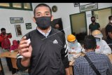 Pemain PSMS Medan Legimin Raharjo menjalani tes diagnostik cepat atau rapid test COVID-19 di Medan, Sumatera Utara, Senin (8/6/2020). Manajemen PSMS Medan bekerja sama dengan Dinas Kesehatan Pemkot Medan melakukan rapid test kepada seluruh pemain PSMS Medan sebelum menggelar latihan perdana setelah libur panjang kompetisi dua bulan lebih akibat pandemi COVID-19. ANTARA FOTO/Septianda Perdana/nym