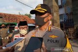 Tim Densus 88 bawa sejumlah barang bukti dari rumah terduga teroris