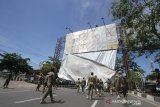 Petugas Satpol PP menurunkan baliho yang terpasang di Jalan Ahmad Yani, Banjarmasin, Kalimantan Selatan, Senin (8/6/2020). Satpol PP Kota Banjarmasin menurunkan 10 baliho yang terpasang di papan reklame di jalan Ahmad Yani karena izin papan reklame tersebut sudah habis sejak tahun 2018. Foto Antaranews Kalsel/Bayu Pratama S.