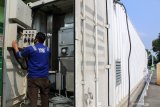 Teknisi mempersiapkan Lab kontainer Polymerase Chain Reaction (PCR) di kompleks Gelora Delta Sidoarjo, Jawa Timur, Senin (8/6/2020). Lab kontainer Polymerase Chain Reaction (PCR) yang bisa melakukan tes swab hingga 400 orang per hari dan akan dioperasikan minggu depan tersebut merupakan bantuan dari Badan Nasional Penanggulangan Bencana (BNPB) yang bertujuan untuk mempercepat pengujian secara lebih masif dan spesimen swab di lapangan. Antara Jatim/Umarul Faruq/zk