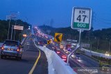 Sejumlah kendaraan melaju di jalan tol layang Jakarta - Cikampek (Japek) KM 47, Karawang, Jawa Barat, Senin (8/6/2020). PT Jasa Marga kembali membuka ruas jalan tol layang Jakarta - Cikampek secara bertahap mulai Minggu (7/6) pukul 00.00 WIB untuk jalur arah Cikampek dan jalur arah Jakarta dibuka pada Senin (8/6) pukul 00.00 WIB seiring berakhirnya operasi pengendalian transportasi larangan mudik lebaran 2020. ANTARA JABAR/M Ibnu Chazar/agr