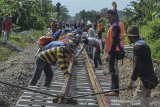 Sejumlah pekerja memasang bantalan rel baru di jalur perlintasan kereta api di kawasan Awipari, Kota Tasikmalaya, Jawa Barat, Senin (8/6/2020). Satuan Kerja (Satker) Balai Teknik Perkeretaapian Wilayah Jawa Bagian Barat melaksanakan peningkatan jalur kereta api mulai Stasiun Ciawi, Tasikmalaya hingga Stasiun Banjar sepanjang 42 kilometer untuk meningkatkan kenyamanan dan keamanan perjalanan kereta yang melintas di jalur selatan Jawa. ANTARA JABAR/Adeng Bustomi/agr