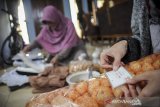 Seorang desainer yang juga pengusaha busana wanita beralih usaha menjadi pelaku UMKM makanan olahan akibat pandemi COVID-19 di Karang Arum, Pasir Jati, Kabupaten Bandung, Jawa Barat, Senin (8/6/2020). Presiden Joko Widodo berencana memberikan sertifikasi halal secara gratis pada pelaku UMKM dengan menerbitkan rancangan peraturan pemerintah tentang produk halal. ANTARA JABAR/Raisan Al Farisi/agr