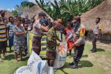 Polres Mamberamo Tengah salurkan bansos Kapolri kepada warga terdampak COVID-19
