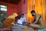 Dua guru SMA Negeri 1 Kabila mengawasi siswa yang melakukan ujian semester secara luar jaringan (luring) di rumah di Poowo, Kabupaten Bone Bolango, Gorontalo, Selasa (9/6/2020). Sejumlah guru di sekolah tersebut mengantarkan soal ujian ke rumah 51 siswa karena tidak memiliki telepon pintar (smart phone) untuk mengikuti ujian dalam jaringan (daring). (ANTARA FOTO/Adiwinata Solihin)