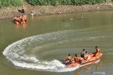 Petugas gabungan melakukan pencarian korban anak tenggelam di Sungai Madiun, Kota Madiun, Jawa Timur, Rabu (10/6/2020). Ratusan petugas gabungan dari Basarnas, BPBD, TNI, Polri dan relawan melakukan pencarian korban Radin Candra Eko Setiawan (14 tahun) pelajar SMP yang tenggelam di sungai tersebut saat bermai bersama dua temannya, Selasa (9/6). Antara Jatim/Siswowidodo/zk.