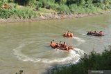 Petugas gabungan melakukan pencarian korban anak tenggelam di Sungai Madiun, Kota Madiun, Jawa Timur, Rabu (10/6/2020). Ratusan petugas gabungan dari Basarnas, BPBD, TNI, Polri dan relawan melakukan pencarian korban Radin Candra Eko Setiawan (14 tahun) pelajar SMP yang tenggelam di sungai tersebut saat bermai bersama dua temannya, Selasa (9/6). Antara Jatim/Siswowidodo/zk.