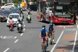 Sejumlah kendaraan bermotor melintas di Jalan Basuki Rahmat, Surabaya, Jawa Timur, Selasa (9/6/2020). Pada hari pertama masa transisi normal baru di Surabaya arus kendaraan di pusat kota Surabaya terpantau ramai dan lancar. Antara Jatim/Didik/Zk