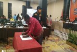 Bupati Asmat akui belum buka layanan pelabuhan dan bandara untuk penumpang