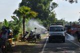 Petugas menyemprotkan cairan disinfektan di Taman Bantaran Sungai Madiun, Kota Madiun, Jawa Timur, Rabu (10/6/2020). Pemkot Madiun masih terus melakukan penyemprotan cairan disinfektan di sejumlah lokasi termasuk fasilitas umum guna pencegahan penyebaran COVID-19. Antara Jatim/Siswowidodo/zk.