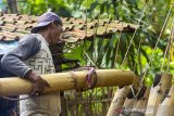 Petani menuangkan air nira ke lodong bambu di Kampung Cilaksana, Desa Cintalaksana, Karawang, Jawa Barat, Rabu (10/6/2020). Dalam sehari petani mampu mengumpulkan air nira aren sebanyak 10 liter yang kemudian dijual dengan harga Rp 30 ribu per liter. ANTARA JABAR/M Ibnu Chazar/agr