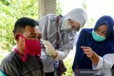 Seorang dokter memeriksa kondisi warga yang terkena antraks kulit di Dusun Marisa, Desa Daenaa, Kabupaten Gorontalo, Gorontalo, Rabu (10/6/2020). Sebanyak 24 warga terjangkit bakteri antraks usai menyembelih dan mengonsumsi daging sapi. (ANTARA FOTO/Adiwinata Solihin)