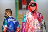 Seorang desainer pakaian, Agus Lahinta menunjukan jaket bermotif sulam karawo khas Gorontalo bertemakan protokol kesehatan di galeri Rumah Karawo di Kota Gorontalo, Gorontalo, Selasa (9/6/2020). Jaket yang dijual dengan harga Rp750 ribu hingga Rp850 ribu per buah tersebut dibuat sebagai salah satu upaya kampanye penerapan protokol kesehatan dalam kehidupan sehari-hari untuk mencegah penyebaran COVID-19. ANTARA FOTO/Adiwinata Solihin