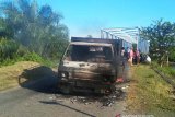 Massa bakar mobil diduga angkut ternak curian