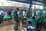 Kodim Biak salurkan bantuan 100 bilik pembatas ke penjual sayur dan pinang