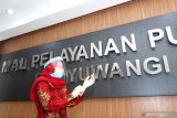 Petugas layanan menggunakan sarung tangan latex di Mal Pelayanan publik Banyuwangi, Jawa Timur, Kamis (11/6/2020). Pembukaan kembali layanan publik setelah ditutup akibat terdampak pandemi COVID-19 itu, sebagai persiapan tatanan normal baru. Saat ini baru ada 8 instansi pemerintah daerah dengan 110 jenis layanan yang sudah bisa diakses warga dan akan dibuka secara bertahap dari semula 213 jenis layanan. Antara Jatim/Budi Candra Setya/zk